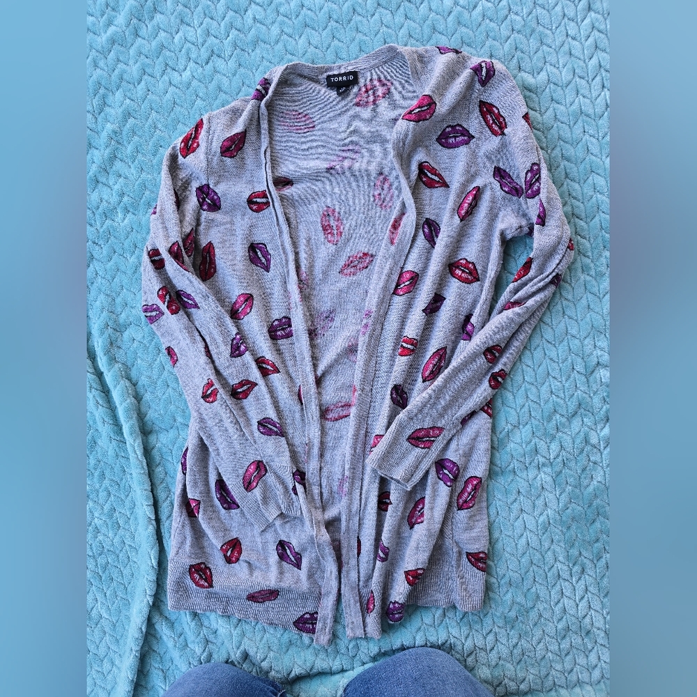 Torrid M Slub Kiss Boyfriend Cardigan Button-Front Sweater Lip Prints